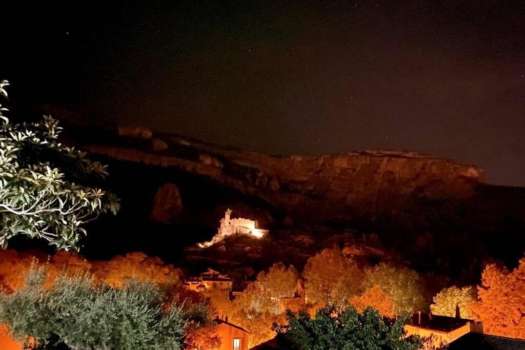 Vue Panoramique Sur Le Chateau,Montagne Et Grottes Фонтен-де-Воклюз Экстерьер фото